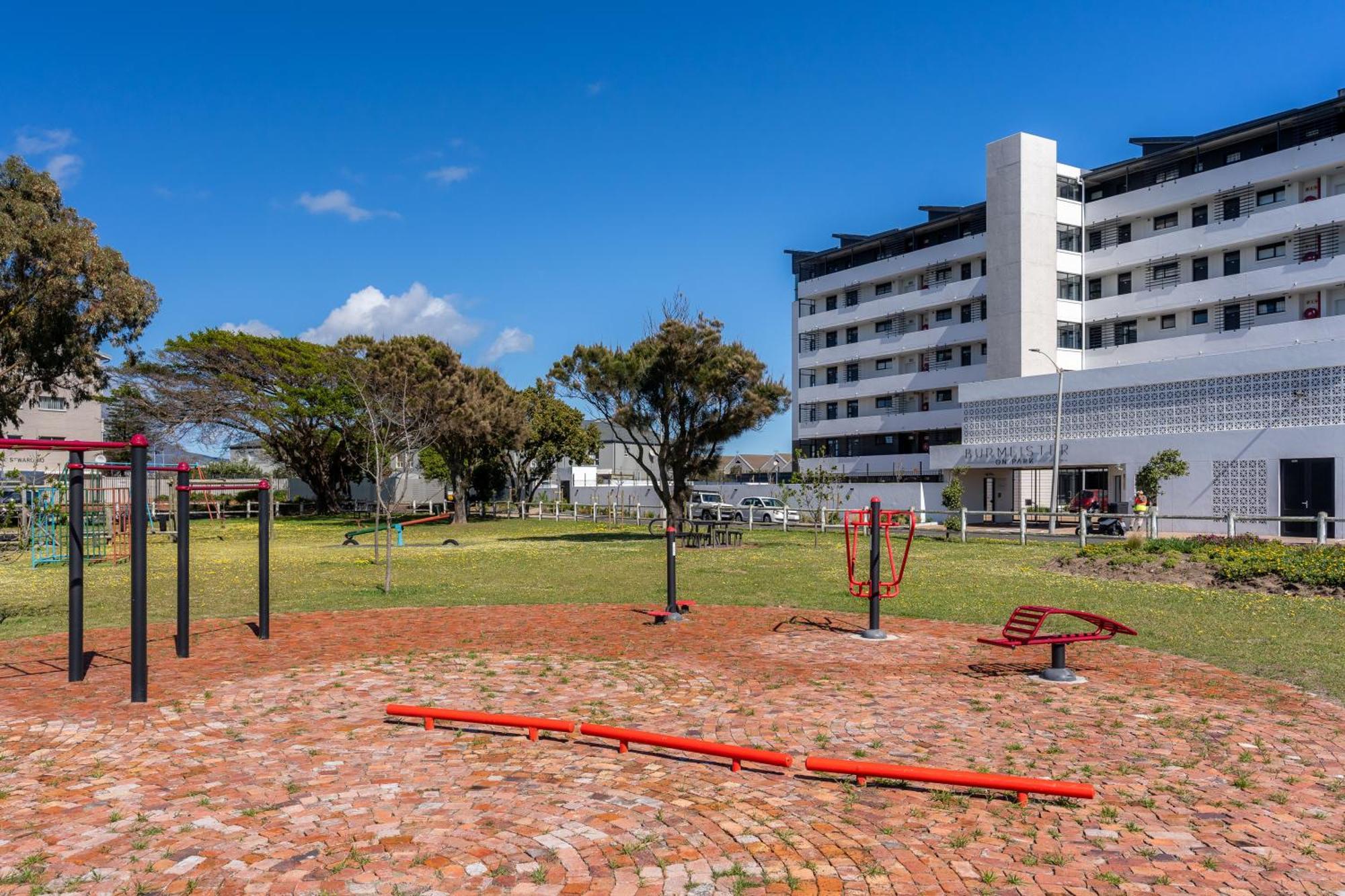 Apartment Burmeister 302 - Front Views With Onsite Parking *