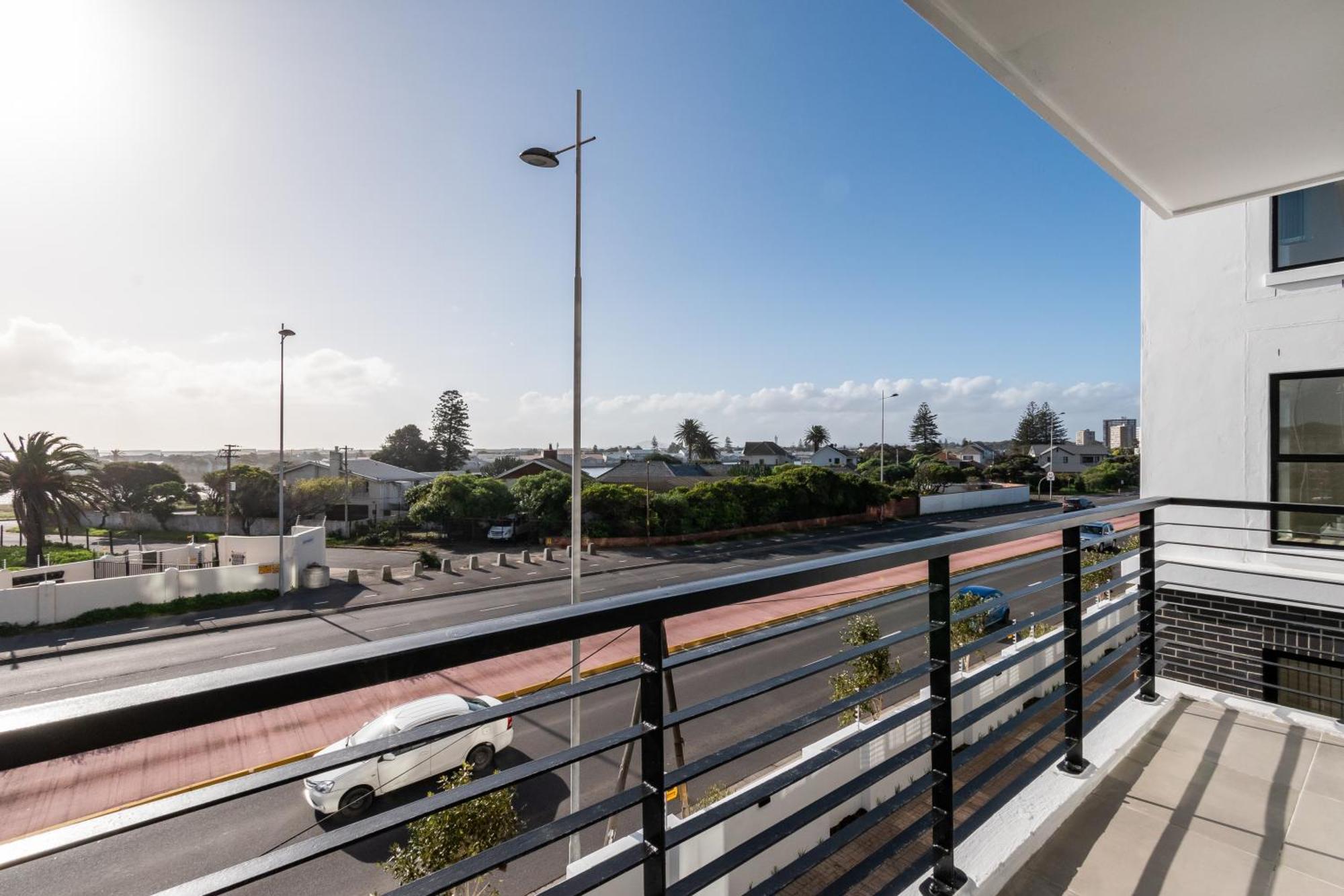 Burmeister 302 - Front Views With Onsite Parking * Cape Town